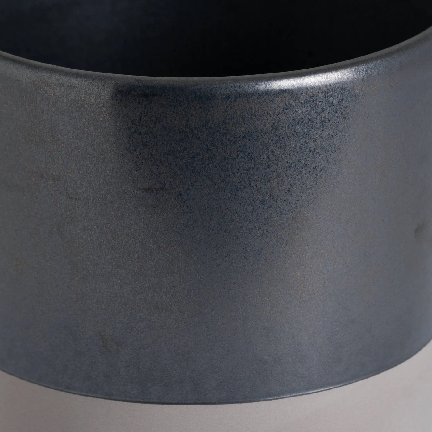 Hill-Interiors-Large-Metallic-Grey-Ceramic-Planter_2