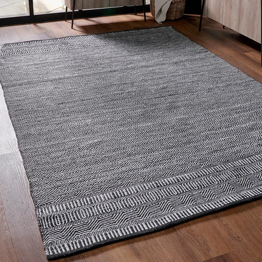 Indoor-Outdoor-Black-and-White-Inca-Design-Rug_1