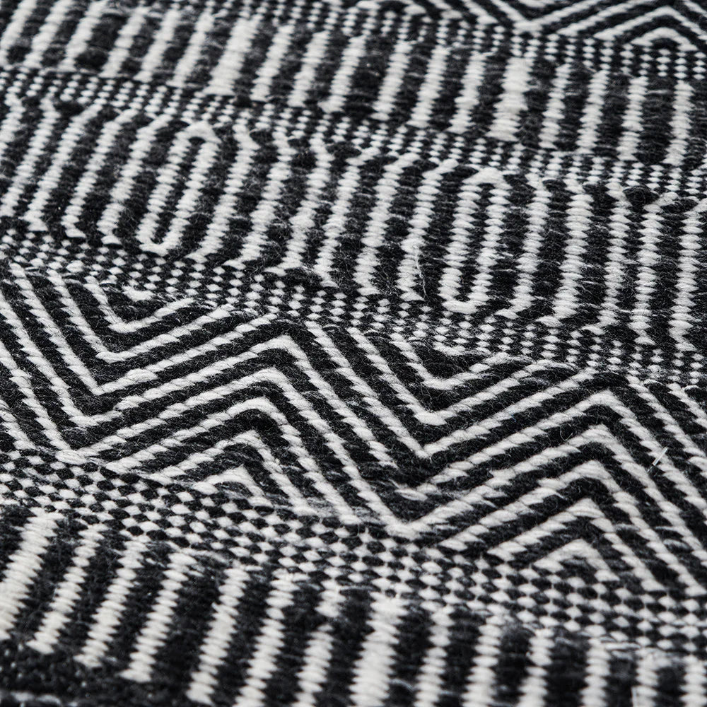 Indoor-Outdoor-Black-and-White-Inca-Design-Rug_2