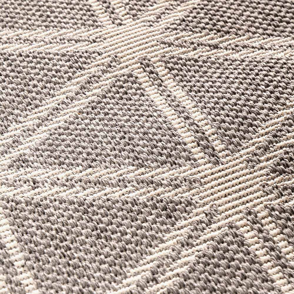 Indoor-Outdoor-Silver-and-White-Geometric-Design-Rug_2